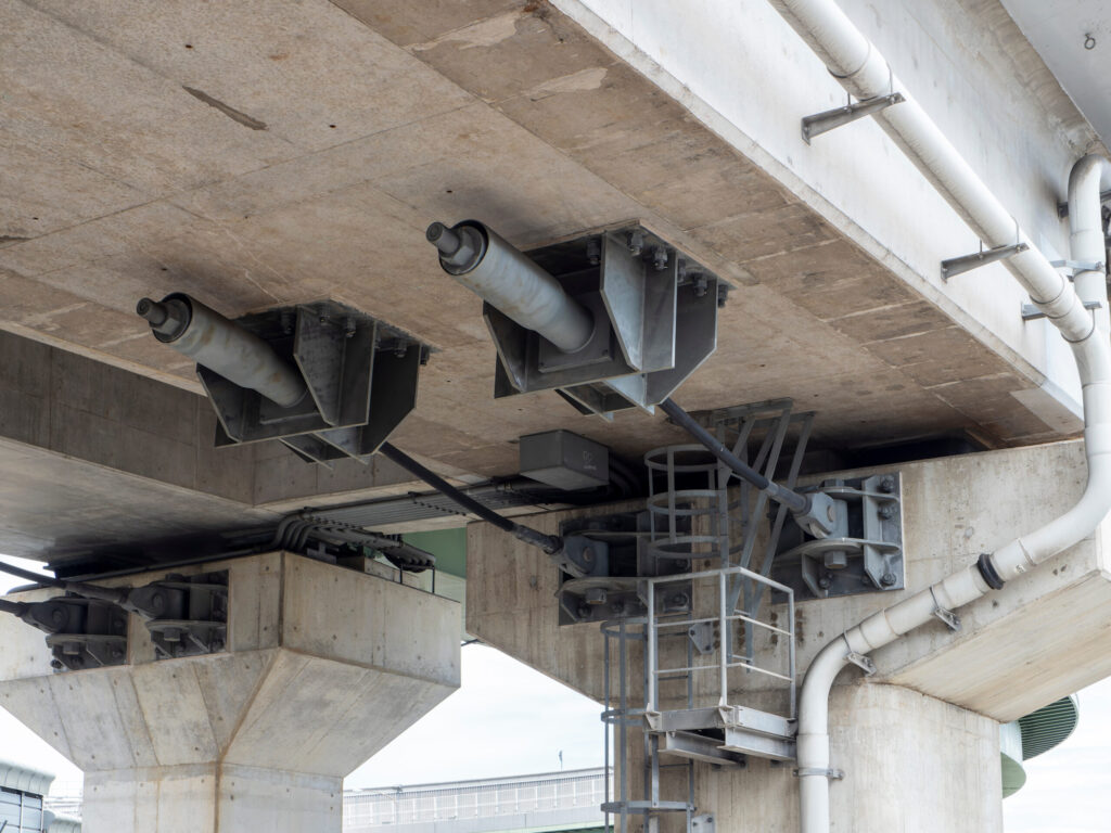 白鷺川大橋 耐震補強工事（デモ） 施工