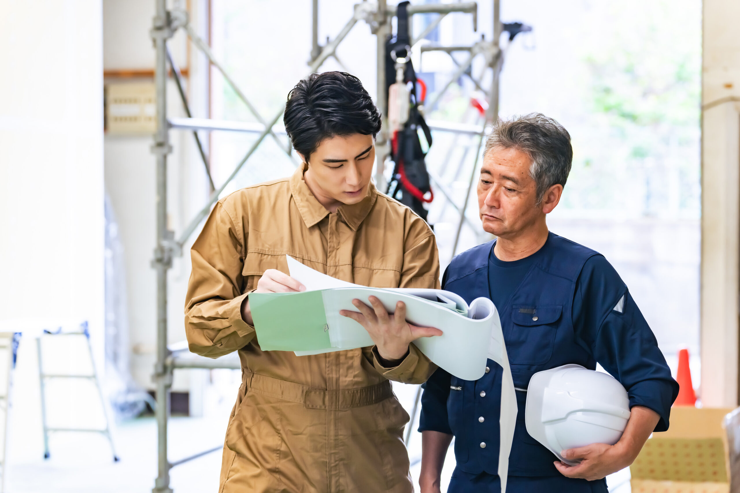 施工管理者と職人が図面を確認する打ち合わせ