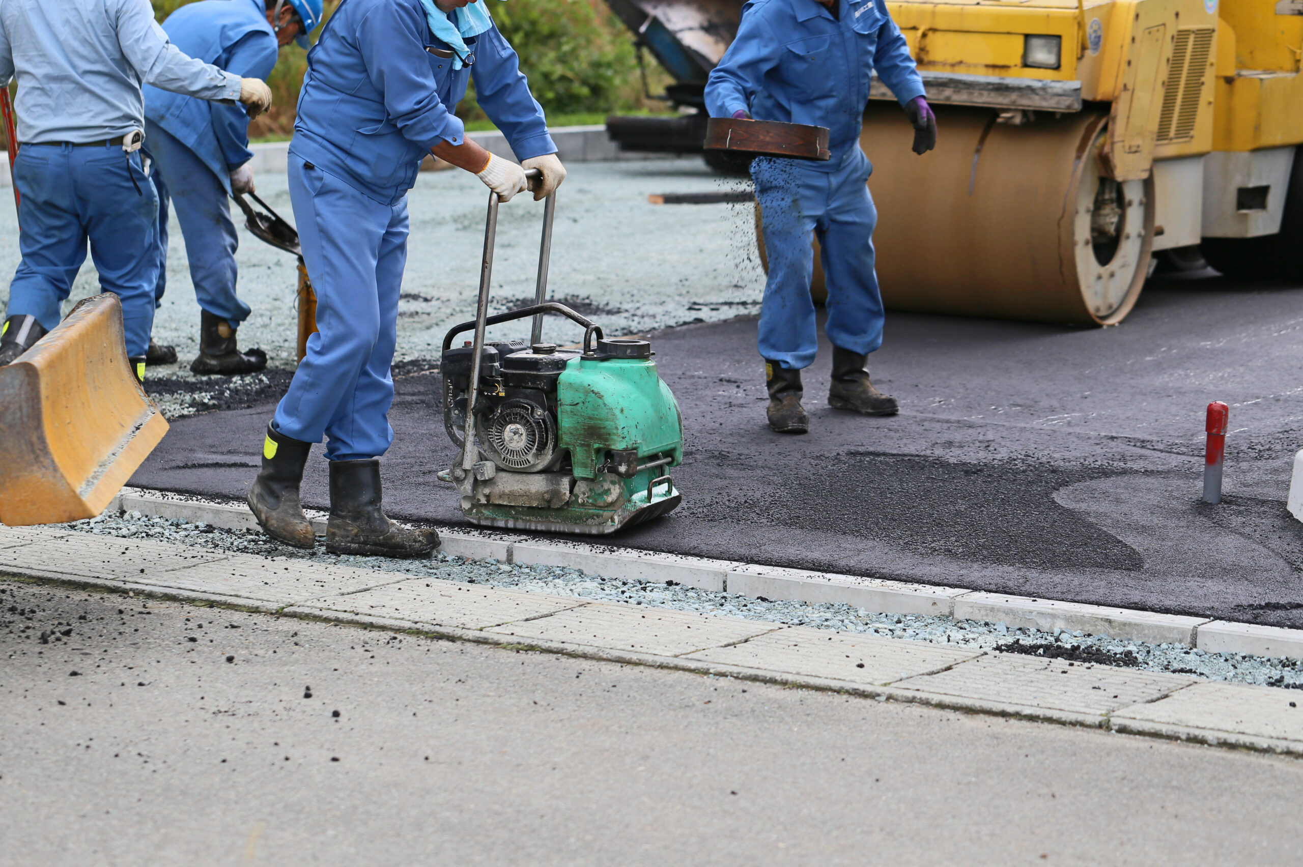 アスファルト舗装工事を行う土木チーム