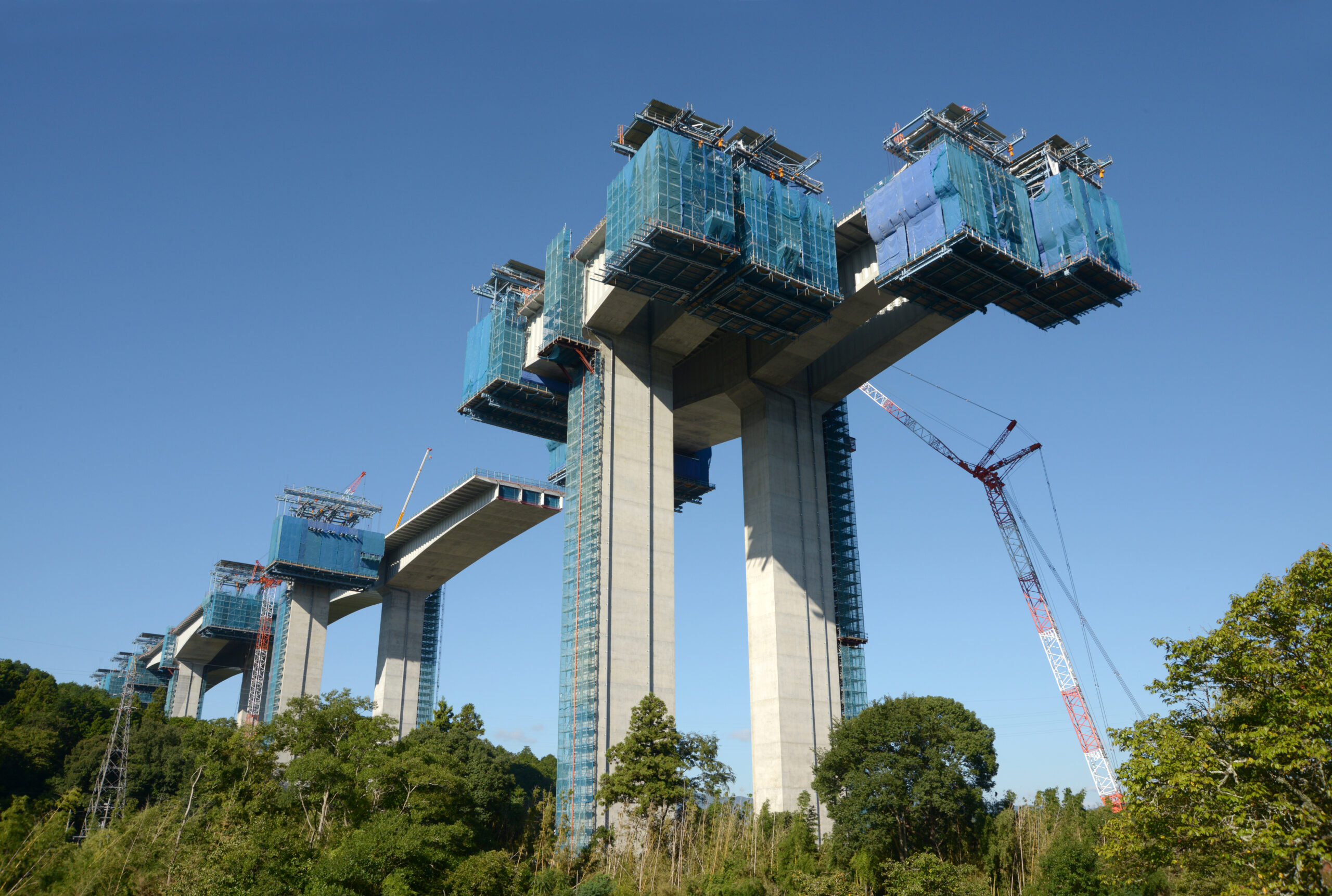 架設中の高架橋・クレーンでの施工