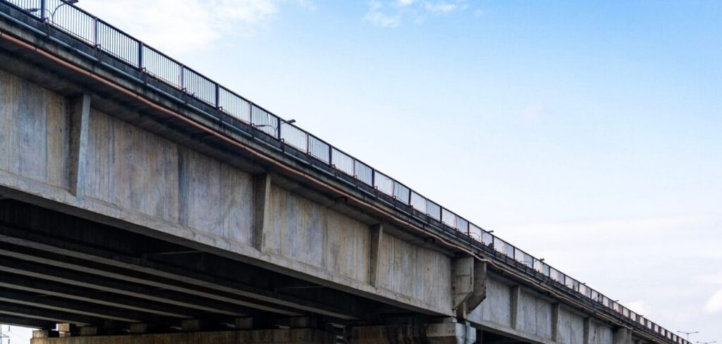 白鷺川大橋 耐震補強工事（デモ） 施工
