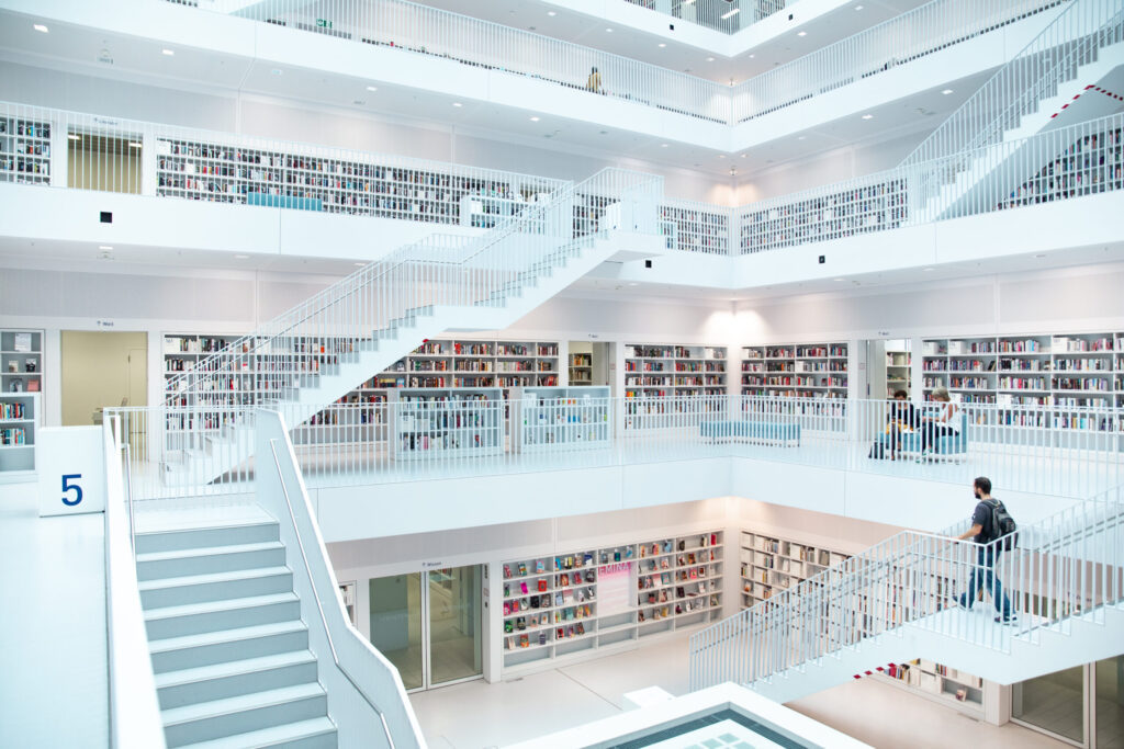 新築された図書館の吹き抜けと書架（デモ）