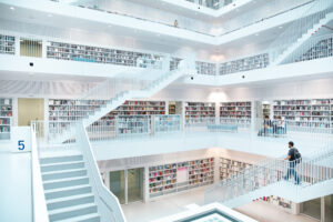 新築された図書館の吹き抜けと書架（デモ）
