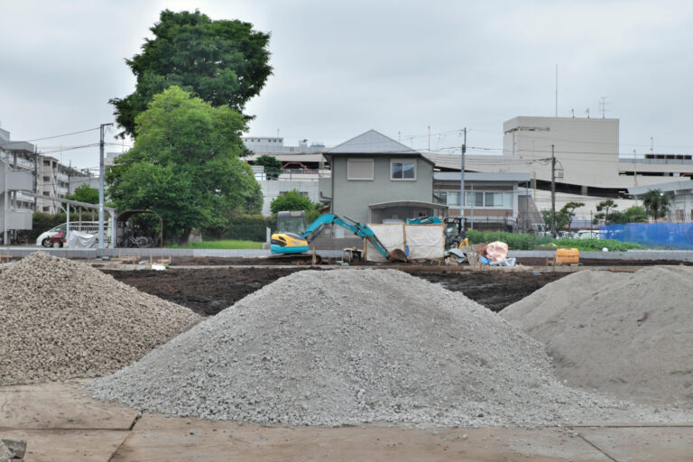 宅地造成と建物基礎工事が進む市街地の現場