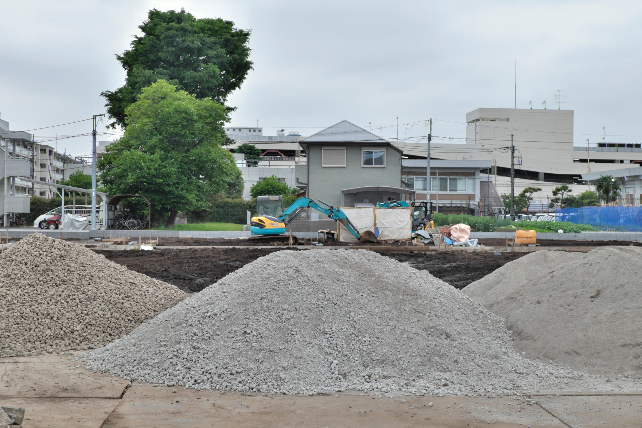 宅地造成と建物基礎工事が進む市街地の現場