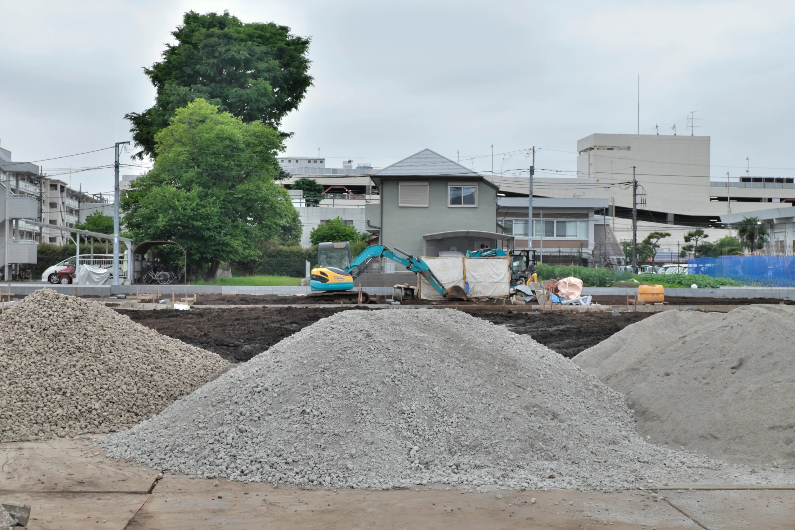 宅地造成と建物基礎工事が進む市街地の現場